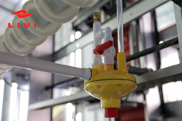 Automatic poultry drinking system pressure regulator valve with nipple drinkers for 30,000-bird H type broiler cage farm